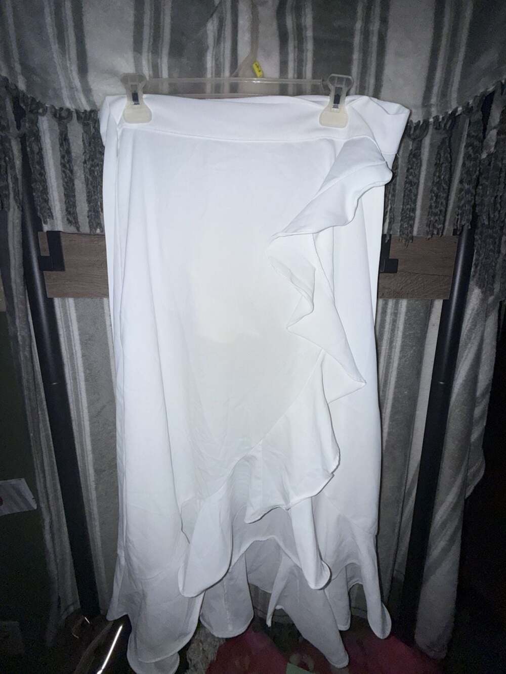 COSITA BUENA Ruffle High Lo Slit Skirt White